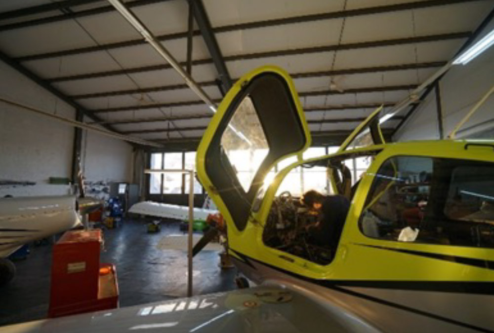 Flugzeug mit offener Tür